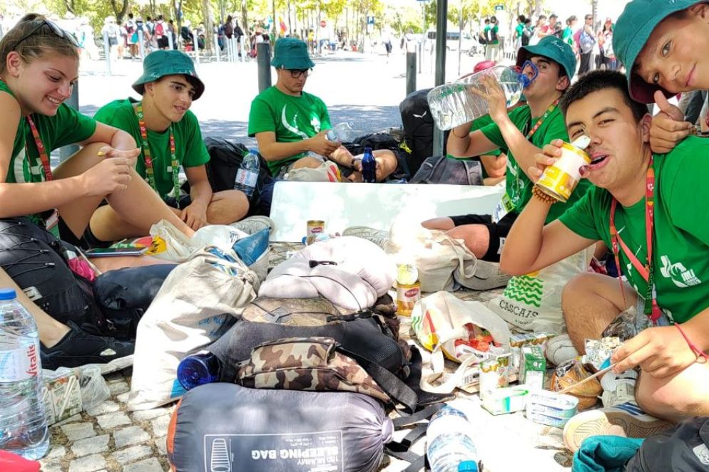 Sosta per rifiatare e rifocillarsi, preparandosi all'ultimo sforzo per arrivare a Parco Tejo di Lisbona - Foto Gastaldi