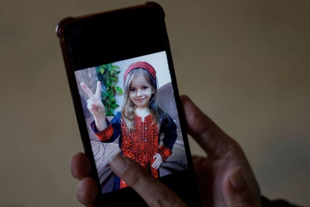 La zia mostra una foto di Saly in un momento di serenità, prima della guerra - Reuters / Mohammad Salem