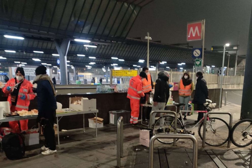 Il banco dei volontari del Cisom a Rogoredo - Ennio Ferro