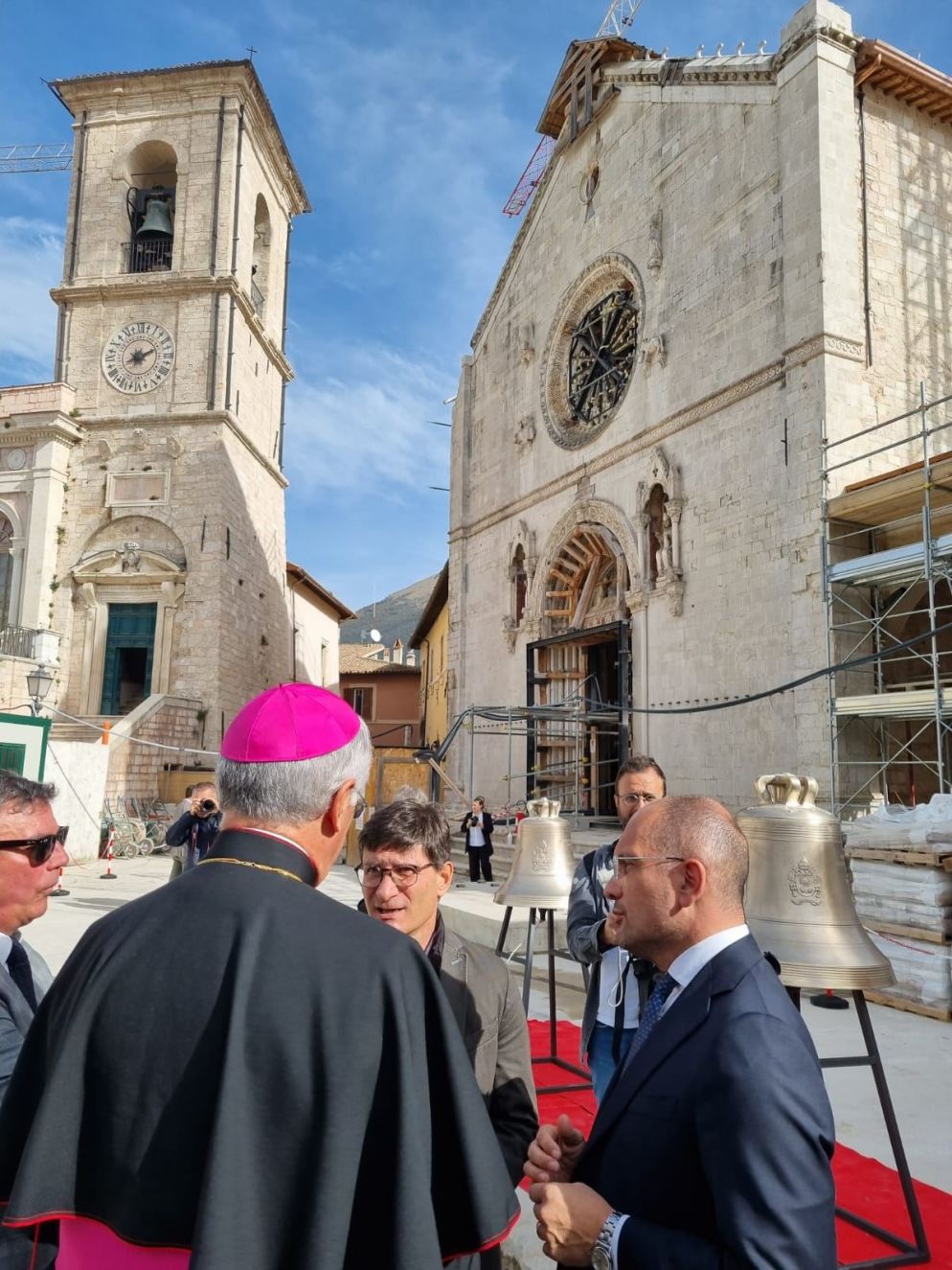 Il commissario Castelli e il vescovo Boccardo - Ufficio per la Ricostruzione