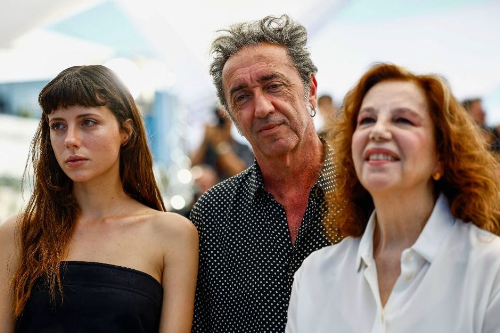 Il regista Sorrentino a Cannes con Stefania Sandrelli e l'esordiente Celeste Dalla Porta - Reuters