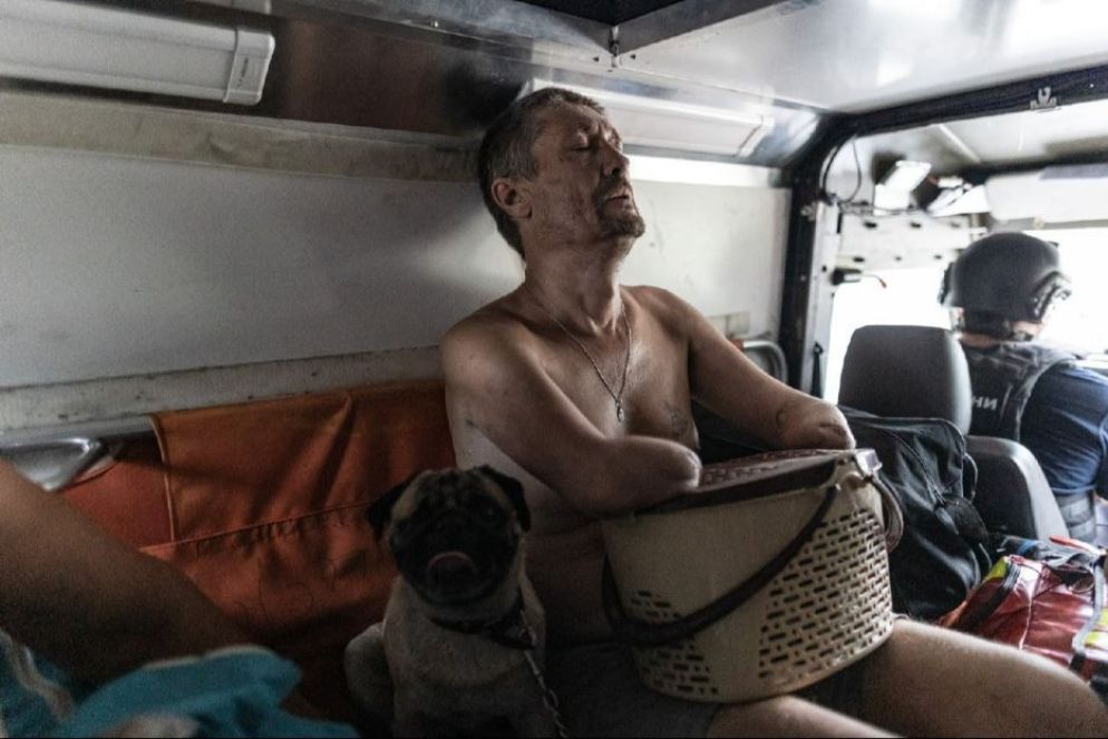 Artem Litvinova fuggito e poi evacuato con la moglie Victoria dalla cittadina di New York, in Donbass, assediata dall’esercito russo - Dsns.Gov.Ua-Servizio emergenza Ucraina