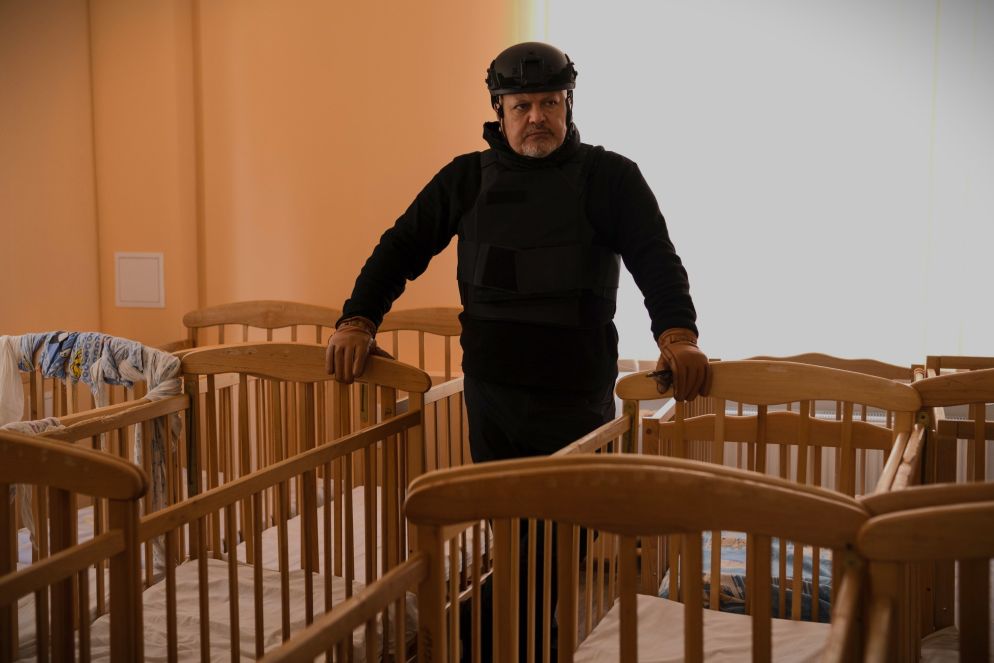 Il procuratore dell'Aja, Karim Khan, in un istituto da quale sono stati portati via numerosi bambini nel sud del'Ucraina