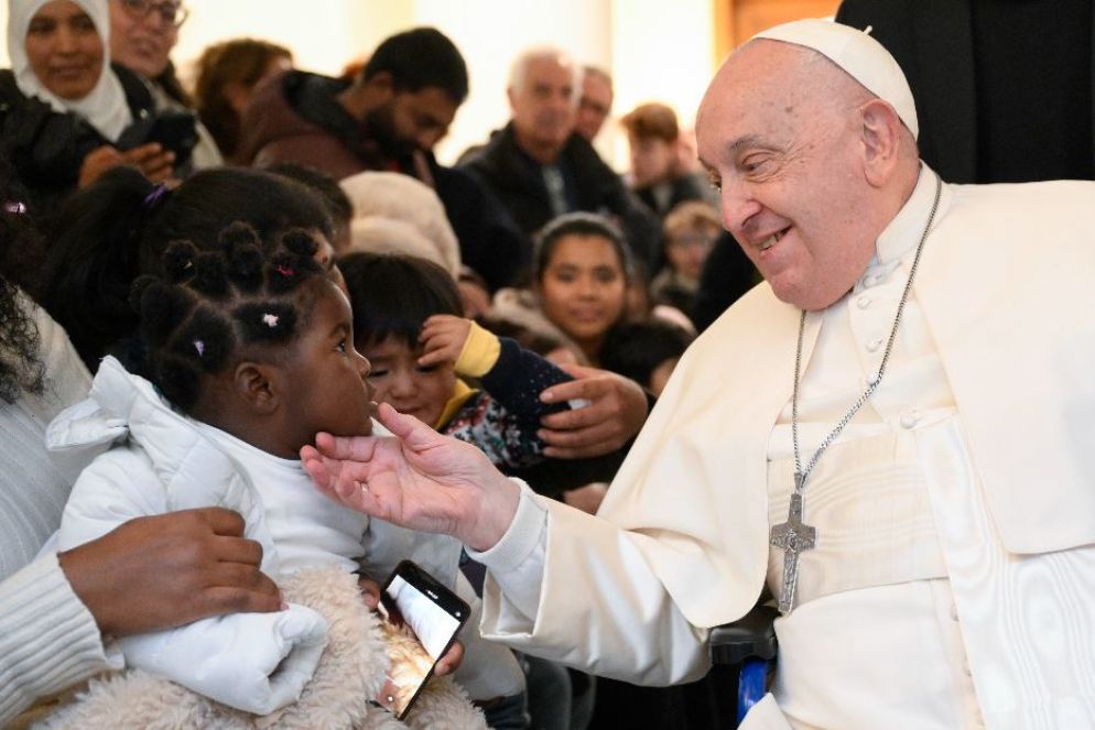 Il Papa con i bambini del dispensario Santa Marta - Vatican Media