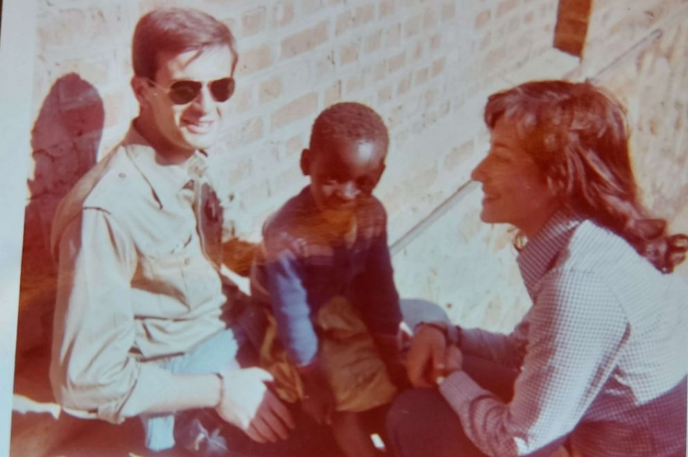 Marco Biagi e Marina Orlandi durante un viaggio "missionario" in Africa - foto famiglia Biagi