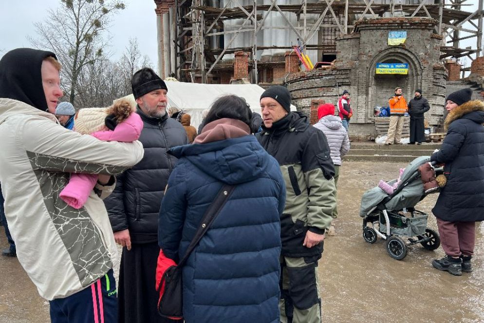 Il vescovo greco-cattolico di Kharkiv, Vasyl Tuchapets, fra i poveri di guerra davanti alla Cattedrale - Gambassi