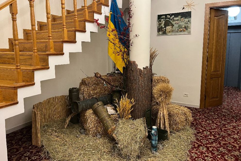 Il presepe con i resti dei missili allestito nella nunziatura apostolica a Kiev - Gambassi