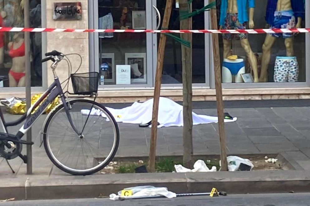 Il corpo di Alika coperto da un telo nel centro di Civitanova Marche - Ansa