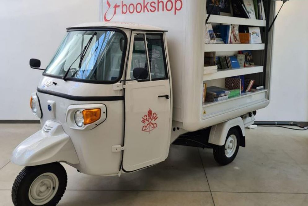 Il modello Ape “Biblioteca vaticana” - Ansa