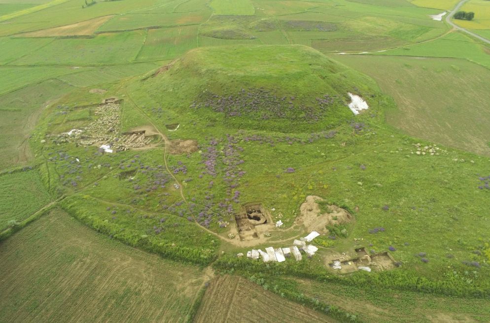 Foto da drone del sito. Sono visibili le aree di scavo e i teli in tessuto-non-tessuto utilizzati per la copertura dei cantieri a fine lavori - Università di Pisa