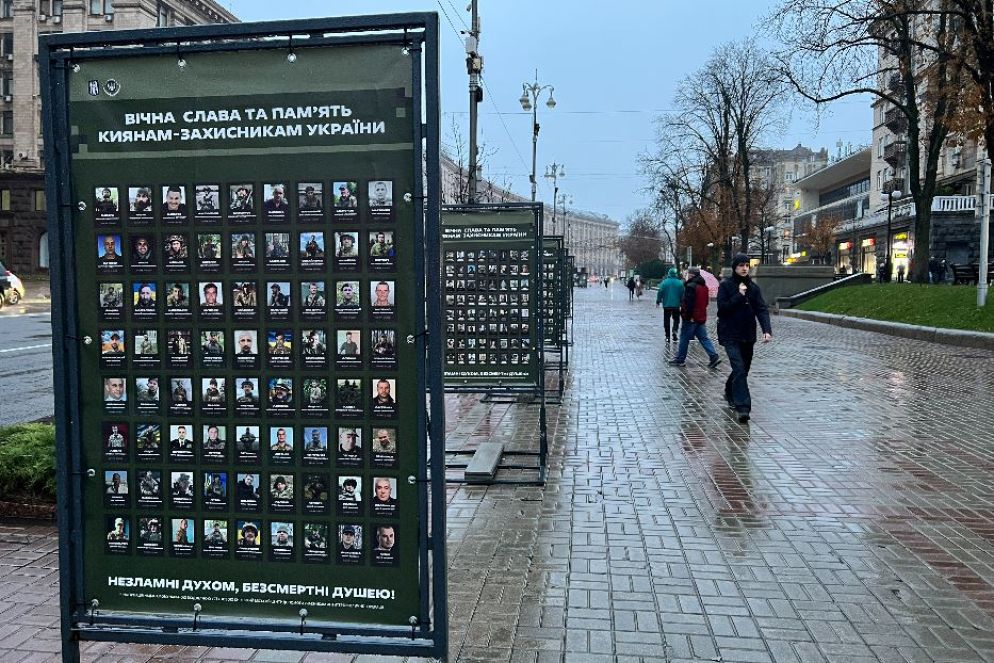 I banner che commemorano i caduti di guerra lungo le strade di Kiev - Gambassi