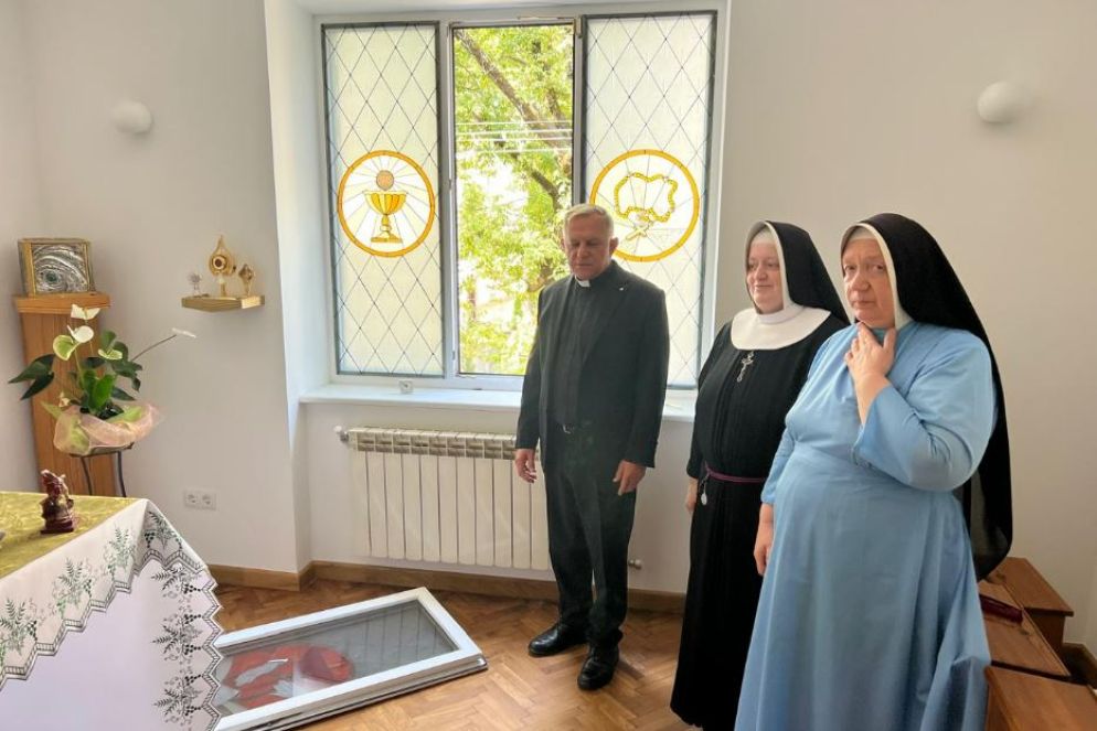La visita dell'arcivescovo Mieczyslaw Mokrzycki nel monastero delle suore francescane della Famiglia di Maria devastato da un missile russo - www.rkc.lviv.ua
