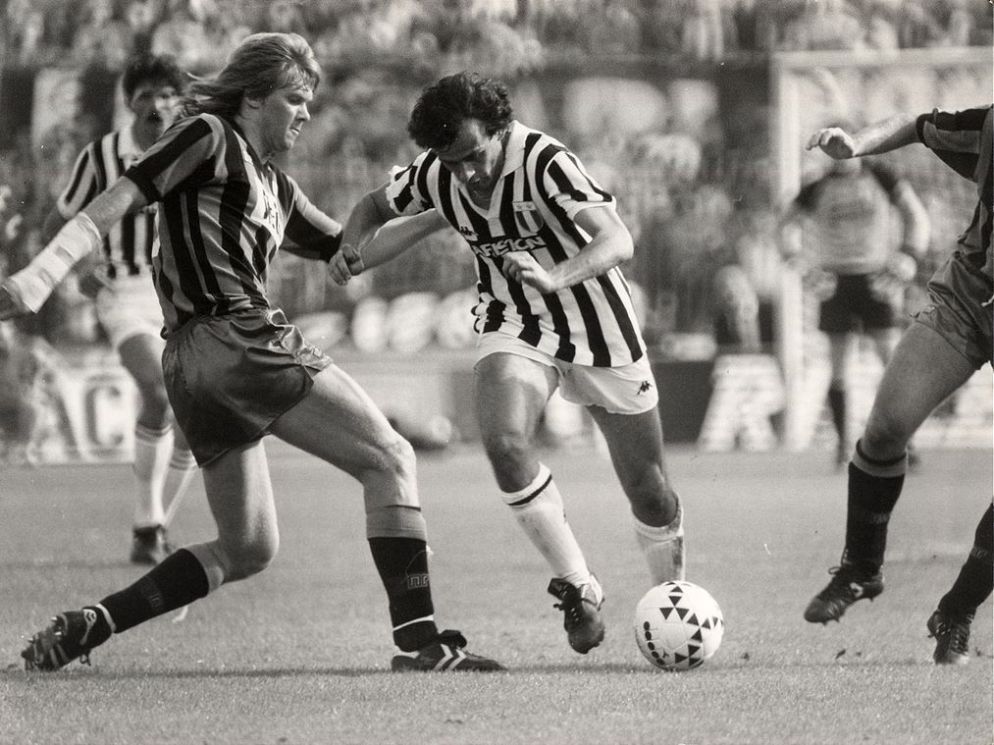 Strömberg con la maglia dell'Atalanta affronta lo juventino Michel Platini - WikiCommons
