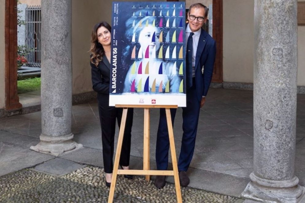 L'Ad di Illycaffè, Cristina Scocchia, e Mitja Gialuz, presidente della Società Velica di Barcola e Grignano, presentano il manifesto della Barcolana 2024 firmato da Stefan Sagmeister - Ufficio stampa