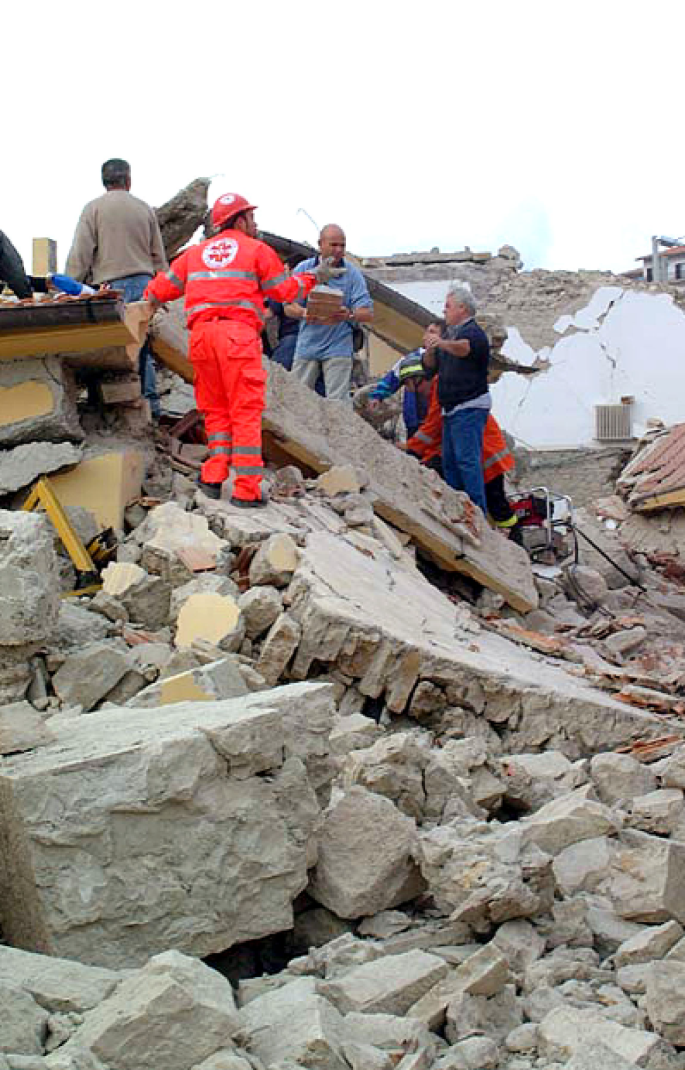 Il 31 ottobre 2002 la strage nel piccolo paese molisano, che non ha più nati nel 1996, per il crollo della scuola che uccise 27 bimbi e una maestra cancellando anche la prima elementare I genitori: «A noi sembra ieri» - Ansa