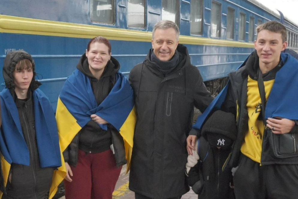 Alcuni ragazzi riportati in Ucraina dalla Russia con Mykola Kuleba, fondatore “Save Ukraine” - “Save Ukraine”