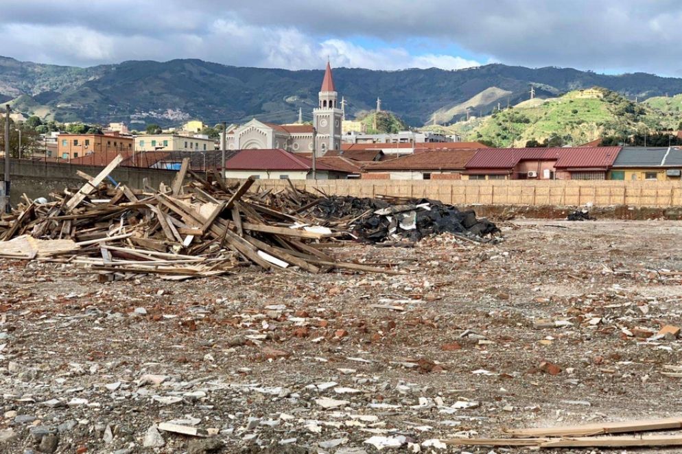 La favela demolita alla presenza della ministra per il Sud e la coesione territoriale Mara Carfagna, che lo scorso ottobre ha voluto essere presente al primo simbolico colpo di ruspa - Capacity