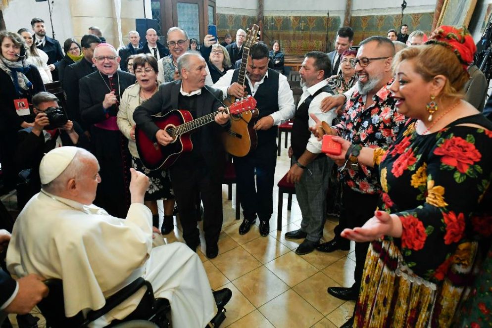Un momento dell'incontro del Papa con i poveri e i rifugiati, stamani, nella chiesa di Santa Elisabetta d'Ungheria a Budapest - Ansa / Vatican Media