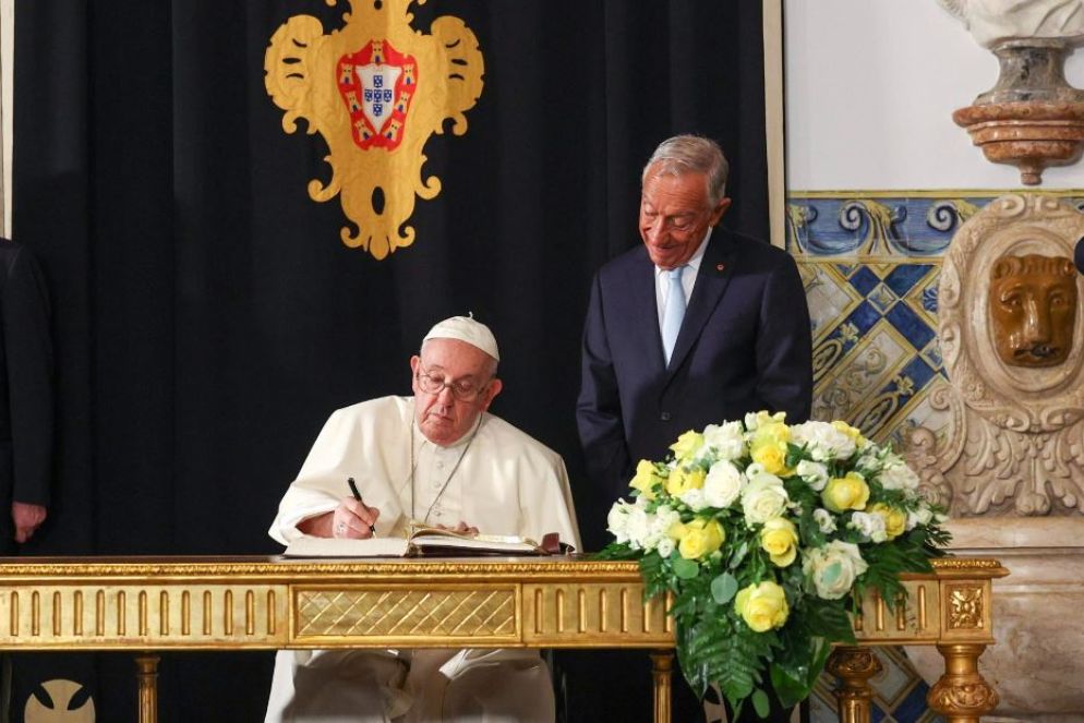 Papa Francesco con il presidente portoghese Marcelo Rebelo de Sousa - Ansa