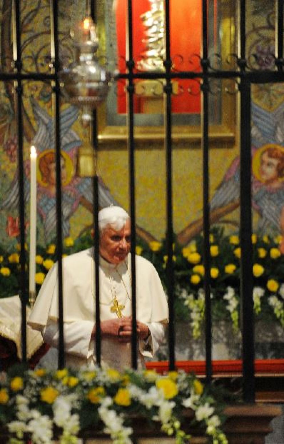 6 settembre 2009 Benedetto XVI mentre sosta in preghiera nella Concattedrale di San Nicola a Bagnoregio di fronte alla reliquia di Bonaventura il "santo braccio" - Ansa