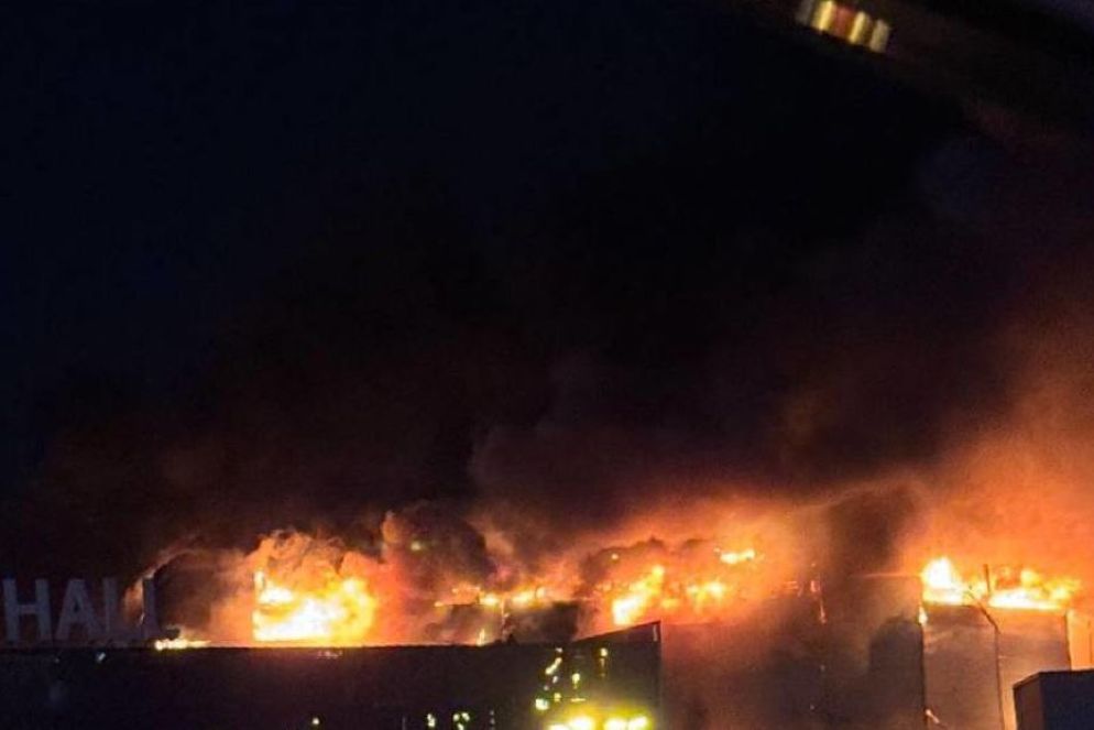 Le fiamme dell'incendio del Crocus city hall nel cielo di Mosca - Ansa