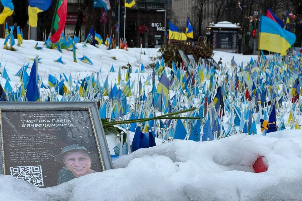 A Maidan, piazza principale di Kiev, le bandiere e le foto in memoria dei militari uccisi al fronte - Gambassi