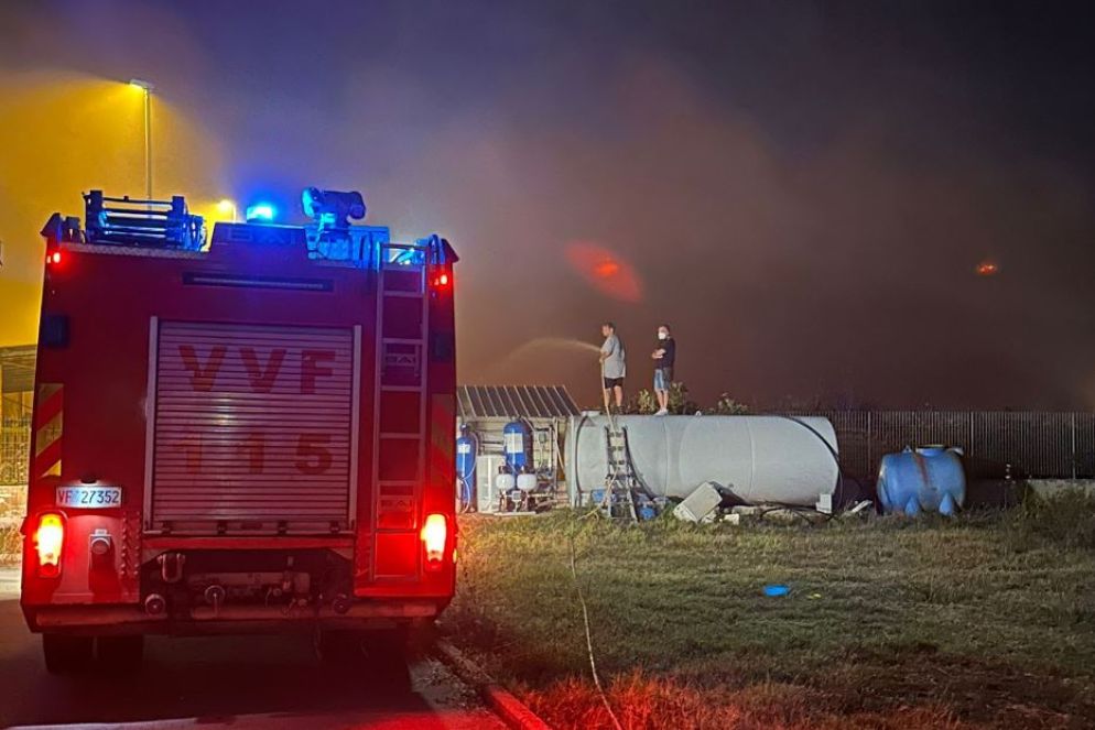 Le operazioni di spegnimento dell'incendio alla cooperativa sociale - .