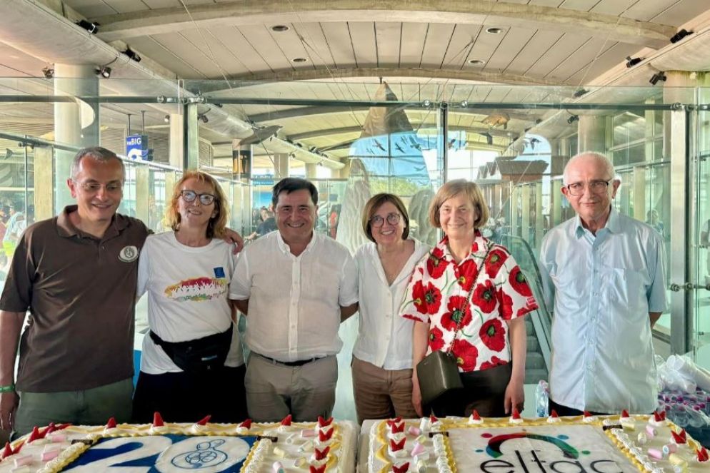 Il taglio delle due torte per i vent'anni di ANFN e di Elfac, la federazione europea delle grandi famiglie