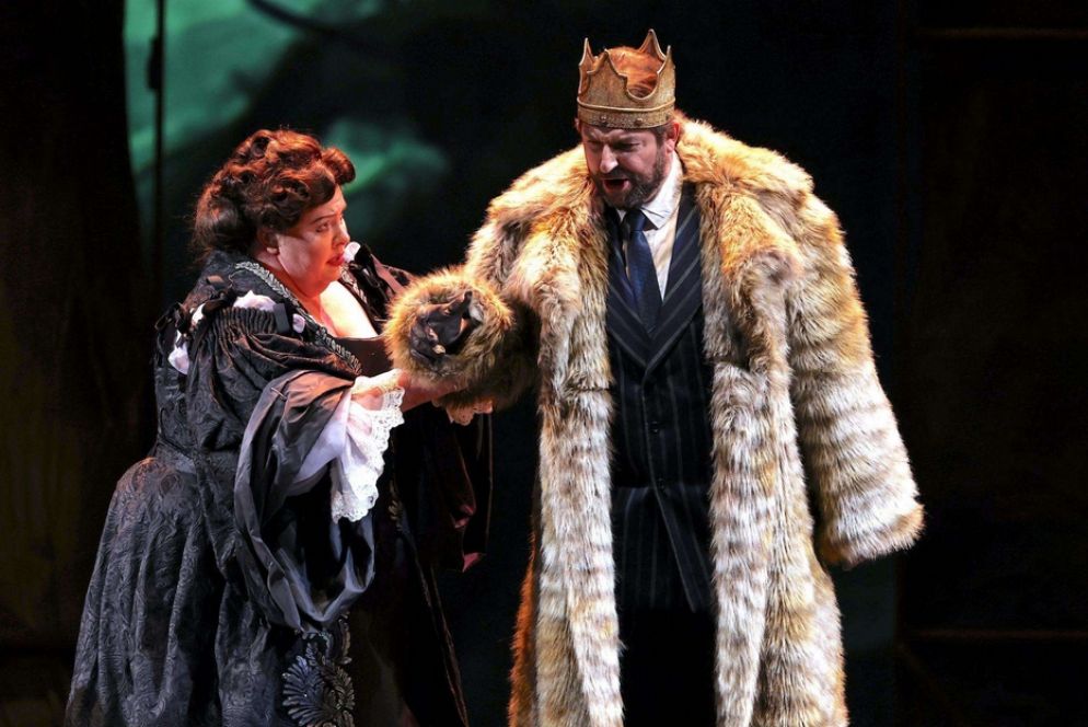 "Anna Bolena" in scena a Genova: nella foto Angela Meade e Nicola Ulivieri - Teatro Carlo Felice