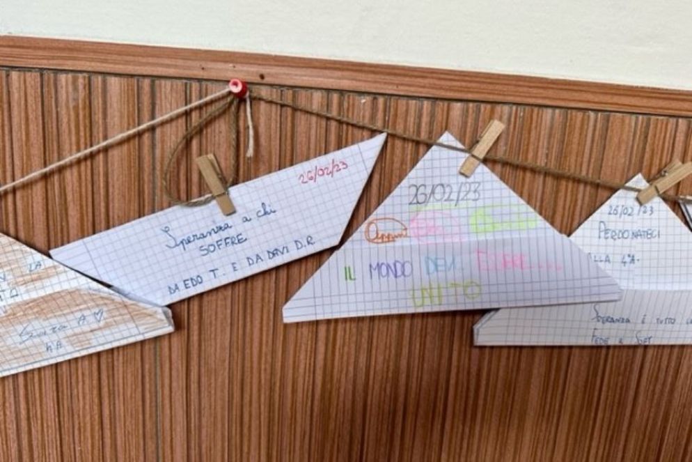 Gli alunni della IV A elementare dell'Istituto Santa Gemma di Milano riflettono sul ìtragico naufragio di Cutro - .