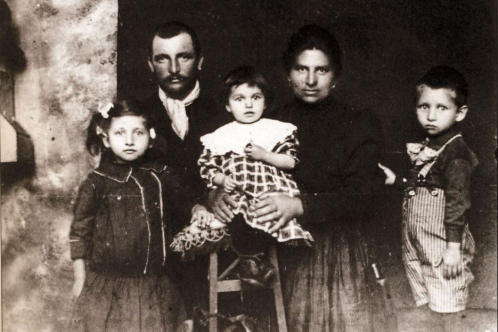 La veggente Pierina Gilli con la famiglia - Riccardo Caniato