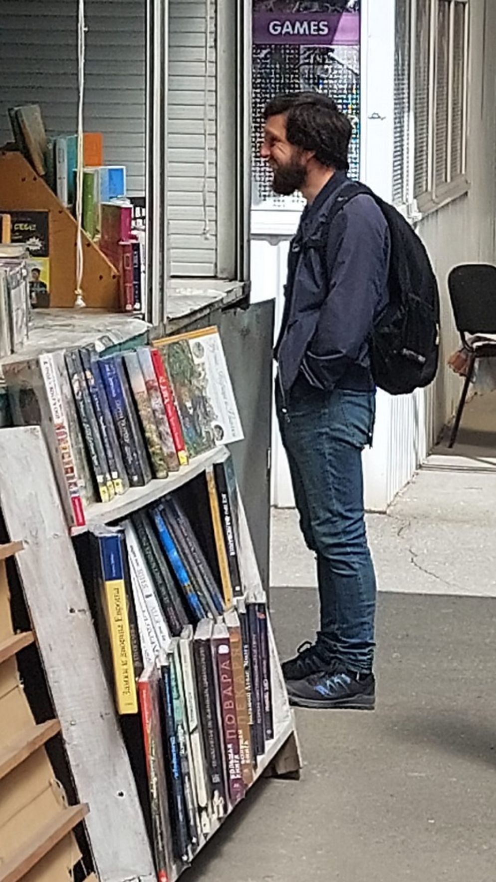 Uno studente dell'Istituto “San Tommaso d’Aquino” in una libreria a Kiev - @IRN.ua