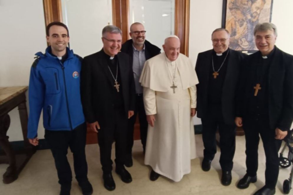 Con papa Francesco, da sinistra Mattia Ferrari, l'arcivescovo di Palermo Corrado Lorefice, l'inviato di Avvenire Nello Scavo, il cardinale Montenegro e l'arcivescovo di Napoli Battaglia - .