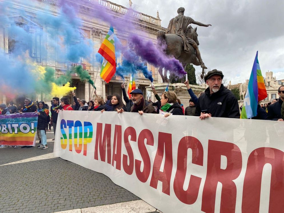Fumogeni arcobaleno in Campidoglio - Rete italiana pace e disarmo