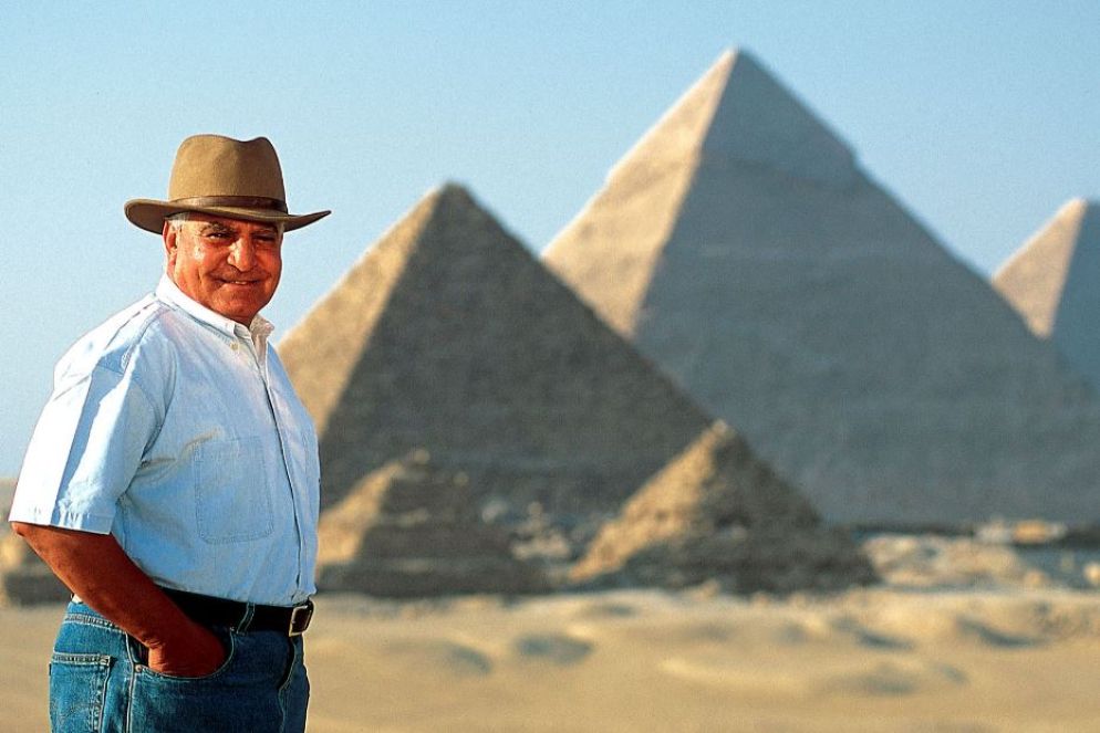 L'archeologo Zahi Hawass di fronte alle Piramidi di Giza