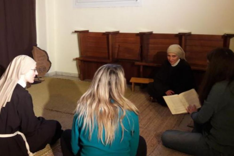 Un momento di preghiera con le clarisse di Milano, dove sono arrivate 80 anni fa dopo due secoli di assenza - .