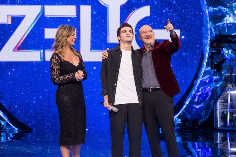 Claudio Bisio e Vanessa Incontrada sul palco di Zelig di Canale 5