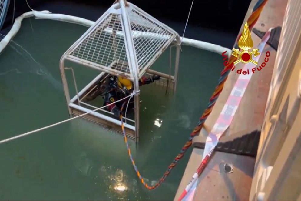 La difficile azione di recupero svolta dai vigili del fuoco - Ansa