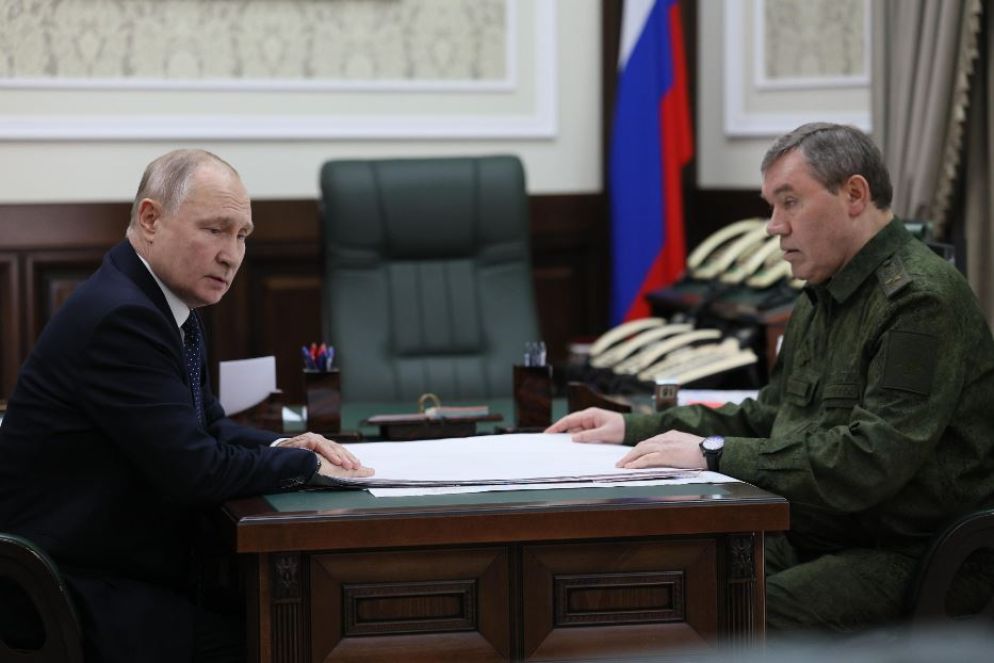 Putin a colloquio con il capo di stato maggiore e comandante delle operazioni militari in Ucraina, Valery Gerasimov, nel quartiere generale di Rostov-sul-Don - Ansa/Kremlin