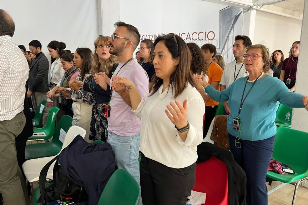 I ragazzi del Consiglio dei giovani del Mediterraneo a Brancaccio, quartiere di Palermo dove padre Puglisi ha vissuto ed è stato ucciso dalla mafia - Gambassi