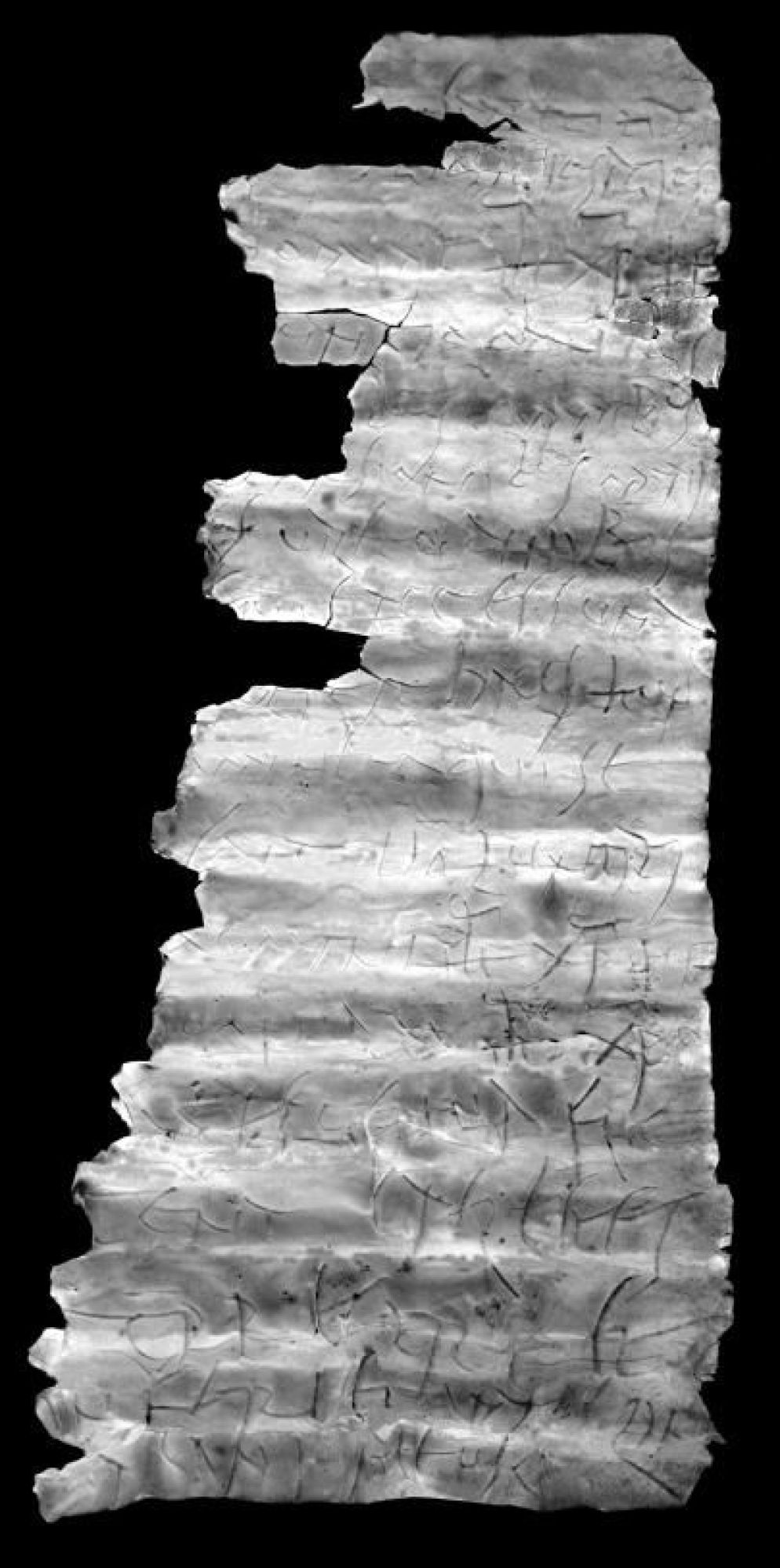 La lamina scoperta durante gli scavi iniziati nel 2017 nella necropoli di Nida, insediamento romano nell’attuale quartiere di Praunheim, srotolata digitalmente con il testo inciso - Leiza