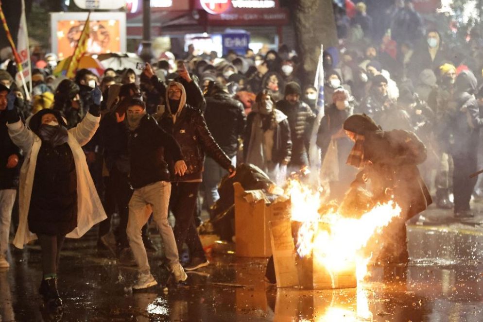 La "battaglia" davanti al Comune di Istanbul - Ansa