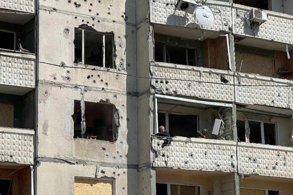 I fori sui muri dei condomini che sono stati lasciati dai missili russi con bombe a frammentazione che hanno colpito Kharkiv all'alba - Gambassi
