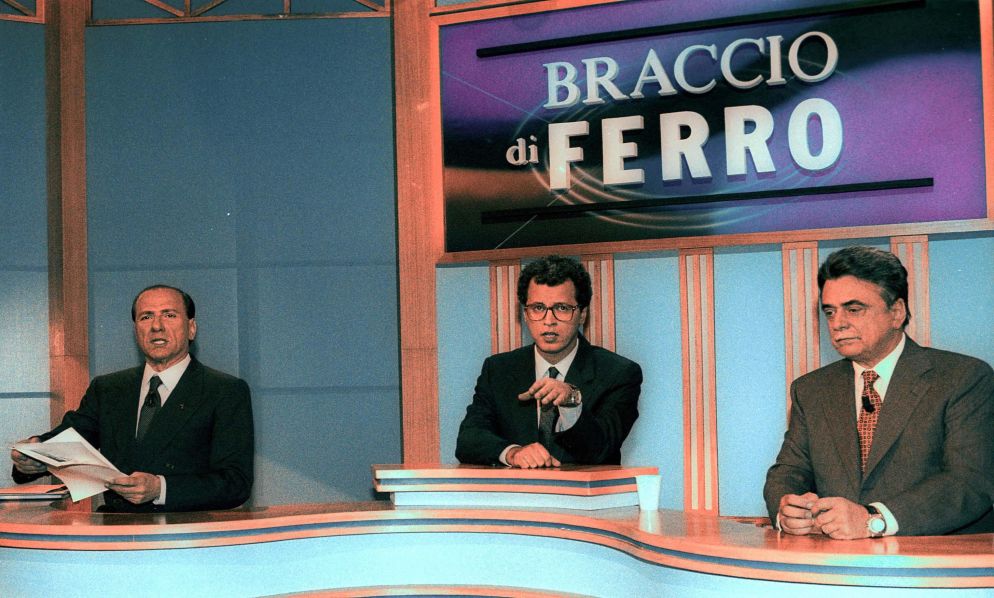 Il primo storico duello tv nel 1994: Berlusconi contro Occhetto moderati da un giovane Mentana - ANSA