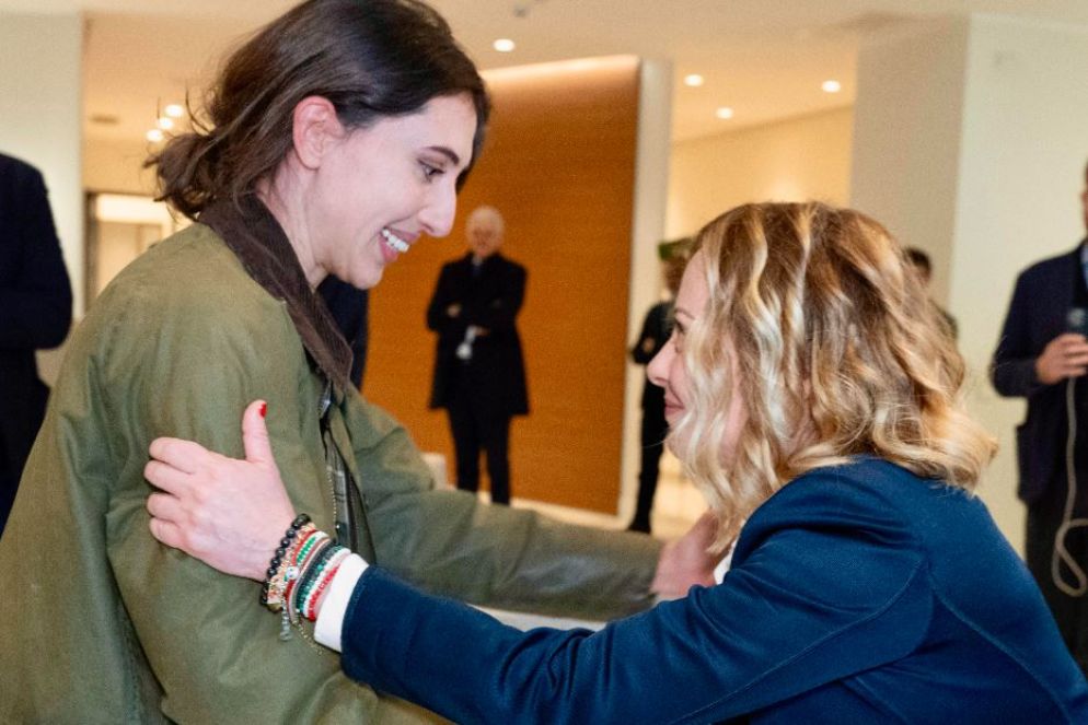 La stretta di mano commossa tra Cecilia Sala e la premier Giorgia Meloni - Ansa