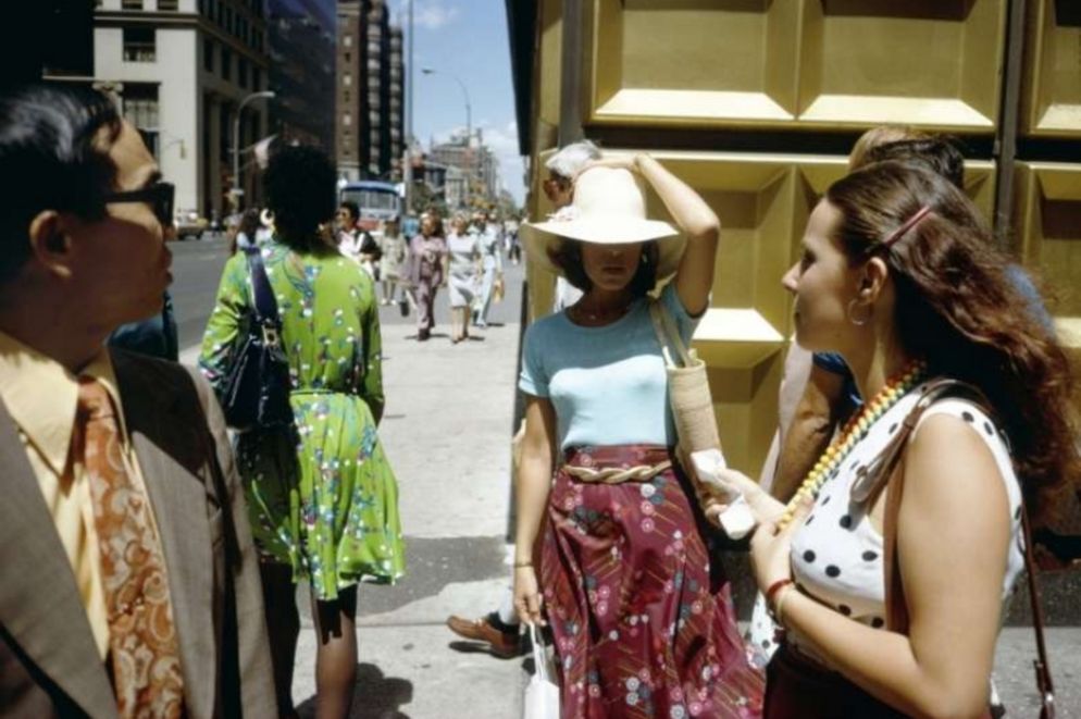 “Donna con cappello all’angolo della strada”, New York City, 1974 - © Joel Meyerowitz