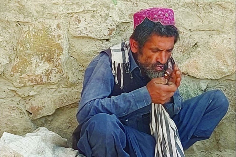 Un fumatore di droga - Foto di Lucia Capuzzi