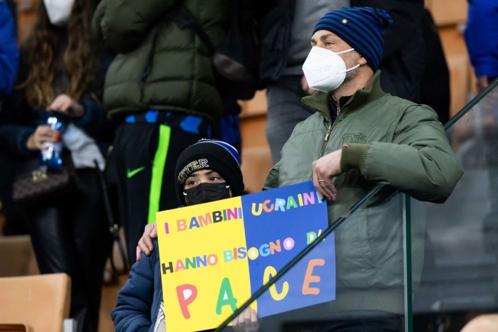 Allo stadio anche un cartellone per la pace - Fotogramma