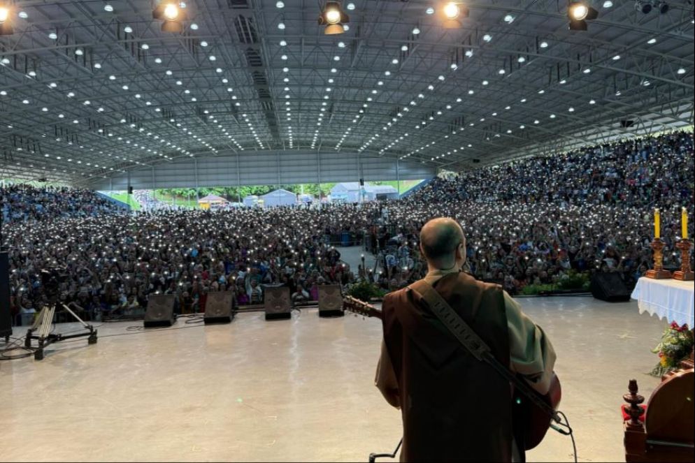 Frei Gilson all'incontro a un meeting della comunità carismatica Canção Nova - web