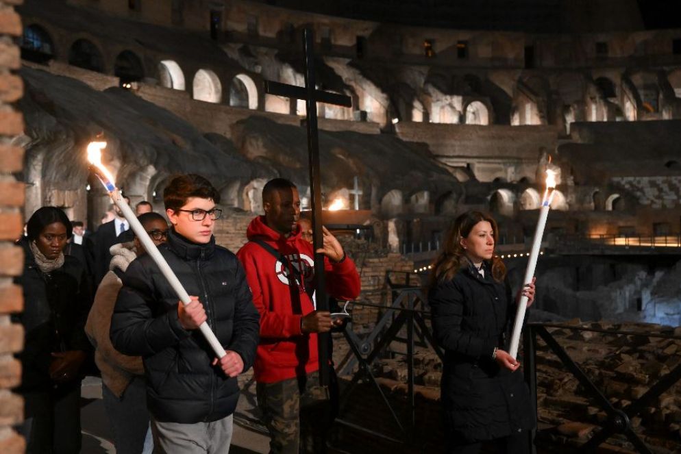 La Via Crucis al Colosseo nel 2023 - Vatican Media